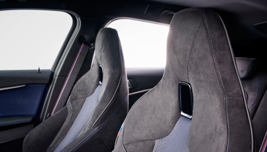 از جمله فضای بهتر برای پا‌های افراد بلند قد. از سویی راننده BMW سری ۱ هاچبک از تنظیمات گسترده چرخ و صندلی برقی برخوردار است که به او امکان تغییر موقعیت رانندگی  برای راحتی هر چه بیشتر را می‌دهد. 