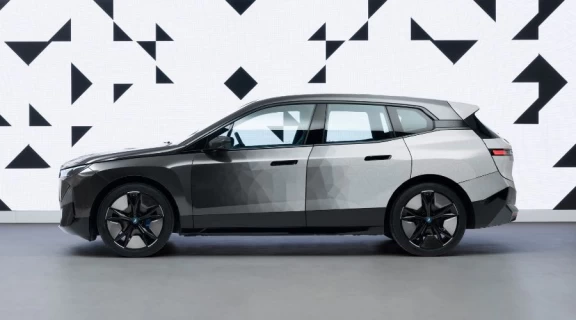 BMW’s iX Flow، خودرویی که تغییر رنگ می‌دهد